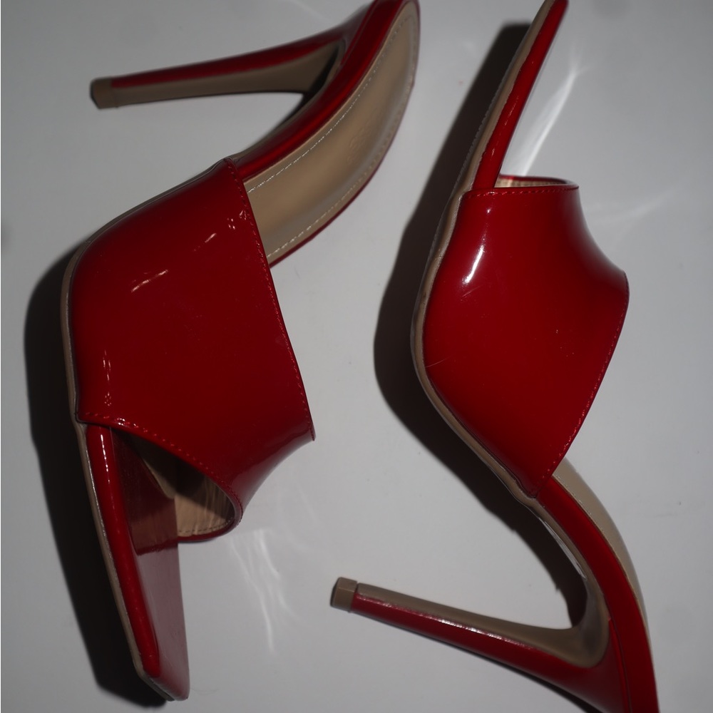 Cherry red size 6 🍒